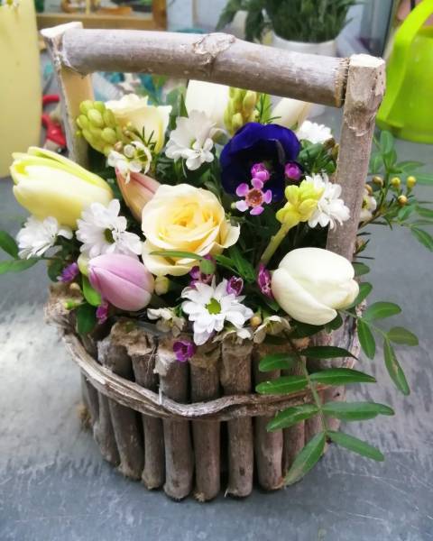 Корзинка из дерева с весенними цветами